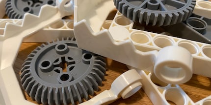 Le parti sono maneggevoli, saldamente costruite e quindi facilitano il montaggio.