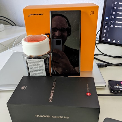 Porta smartphone improvvisato per la videochiamata.