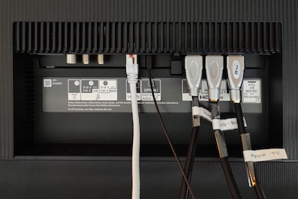 J'ai tellement d'appareils externes en HDMI, que j'ai étiqueté les câbles pour m'y retrouver. C'est mon conseil du jour.
