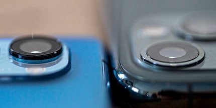 Oppo Reno 4 Pro links, iPhone 11 Pro Max rechts