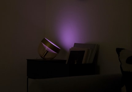 Je nach Farbe bekommt die Tischlampe einen ganz anderen Look.