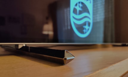 Der Philips OLED805 steht auf zwei «Gänsefüsse».