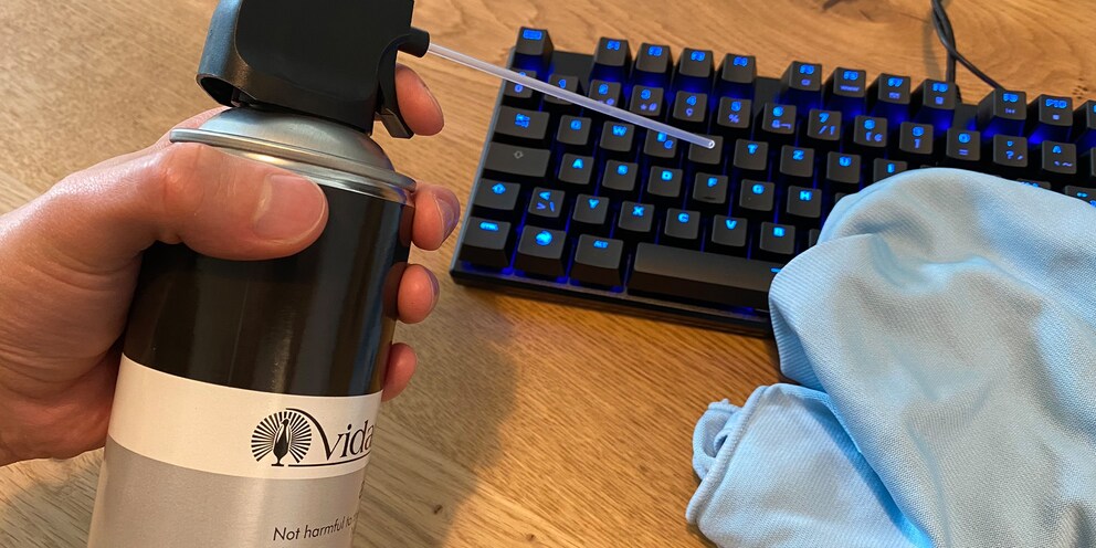 Mit Mikrofaserlappen und Druckluftspray kriegst du viel Schmutz weg.