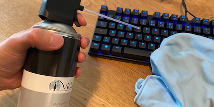 Un chiffon en microfibre et un spray à air comprimé vous permettront d'enlever beaucoup de saletés.
