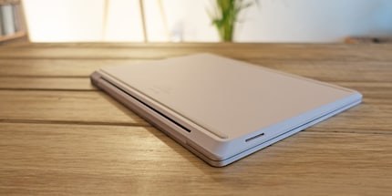 Métal en haut, plastique en bas. La prise Surface Connect que vous voyez est destinée à l'alimentation.