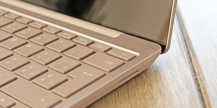 Pas de Windows Hello, mais un capteur d'empreinte digitale intégré au bouton d'alimentation.