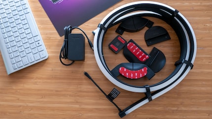Der Gradient Lightstrip mit Befestigungsmaterial und Netzteil.