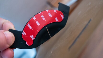 Die Halterungen werden angeklebt.