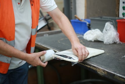Dieser Akku ist gequollen. Das Gerät wird nur noch in Plastik gepackt und sicher im Stahlfass verstaut. Erst später wird der Akku auf einer Sicherheitswerkbank entfernt.
