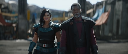 Carasynthia Dune (Gina Carano) und Greef Karga (Carl Weathers)