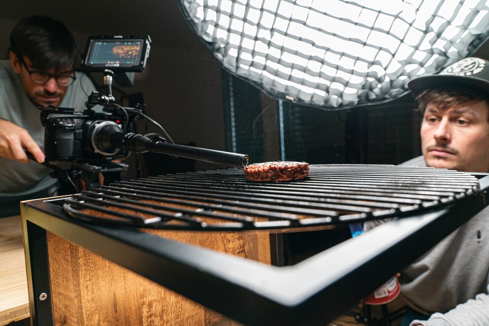 Alles Fake: Burger Braten im Wohnzimmer