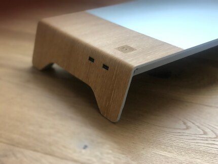 Zwei USB-Stecker und die Qi-Ladestation sind hinten rechts platziert.
