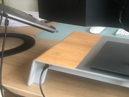 Ein Qi-Port etwas ausserhalb des Sichtfeldes … da kann ich mich wenigstens ganz auf die Arbeit konzentrieren. Um ihn zu zeigen, musste ich den Monitorständer von hinten fotografieren.