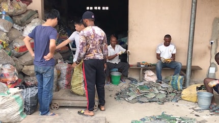 Le film documentaire Chinafrika.mobile – dont voici une scène – traite de l'achat probable des entreprises chinoises, entre autres, de matières premières bon marché sur les marchés de la ferraille en Afrique de l'Ouest.