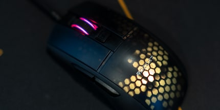 Il Burst Pro ha due zone di illuminazione: sulla rotella e sotto la struttura a nido d'ape.