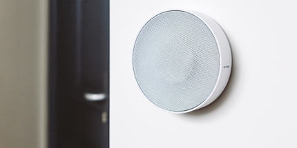 La sirène murale est discrète et peut être confondue avec un haut-parleur. Source : TechHive