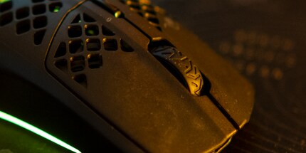 Sieht aus und fühlt sich an wie PBT, die Aerox ist aber aus ABS.