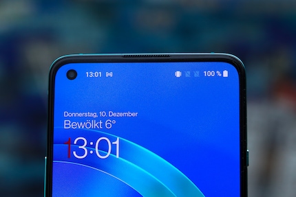 L’appareil photo frontal se fond dans le bandeau des notifications.