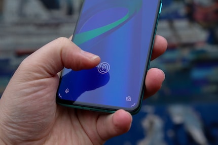 Le capteur d’empreinte digitale se trouve sous l’écran.