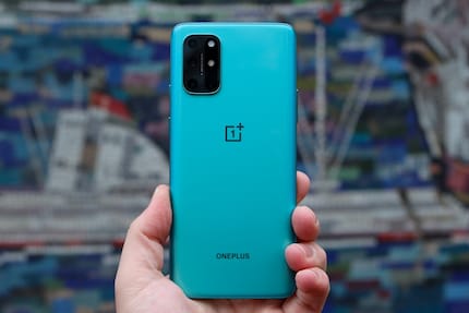 La batterie du OnePlus 8T est divisée en deux, mais cela ne se voit pas à l’extérieur.