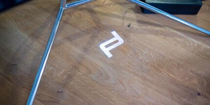 ... displays the Porsche Design or Agon logo.