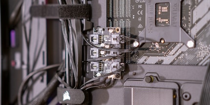 Der Controller dient nur zum Anschluss der RGB-Kabel. Die PWM-Kabel der Lüfter musst du noch separat mit dem Mainboard verbinden.