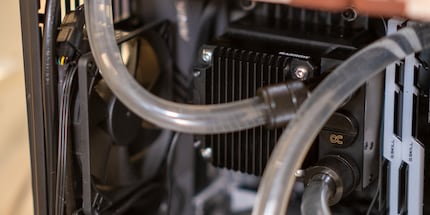 Il blocco CPU già installato, che ospita anche la pompa e il serbatoio.