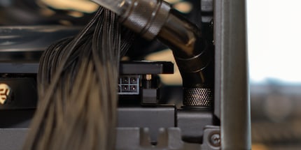 È molto stretto tra i raccordi e l'idroblocco della GPU.