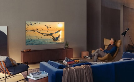 Schönes Sofa. Warum sitzt der middle aged Mann nicht darauf?