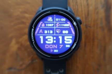 Utilisez la molette pour faire défiler le menu. Elle se trouve sur le côté droit de la montre.