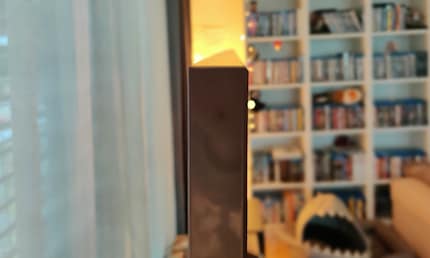 Il TV visto di lato, senza peli di gatto.
