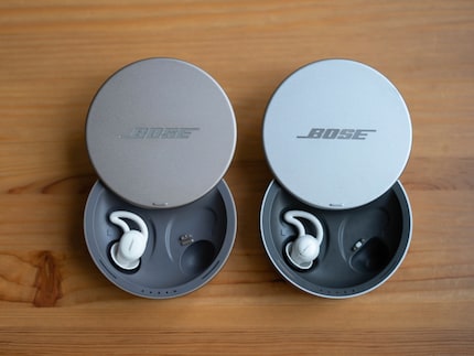 À gauche, la version 2.0, à droite, la première version des Sleepbuds. Grâce aux trois broches, au lieu de deux, il est plus facile de mettre Sleepbuds dans leur boîtier.
