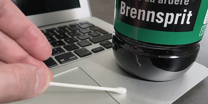 Bei besonders hartnäckigen Flecken kommt Alkohol zum Einsatz.