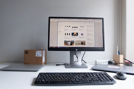 Am linken Bildrand setzt das neue EliteBook langsam Staub an, während das alte trotz all seiner Probleme dauerhaft im Einsatz ist.