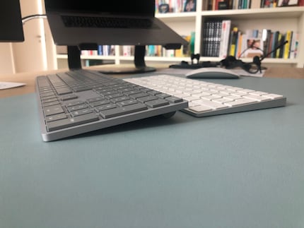 Das Surface Keyboard ist ein wenig stärker geneigt als mein Magic Keyboard.
