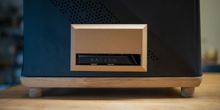 Plus joli, mais pas assez joli : j'ai fait appel à l'impression 3D pour créer un panneau qui devrait faire l'affaire pour l'instant.