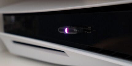 Auch an der PS5 musst du die Kopfhörer lediglich einstecken und schon kannst du loslegen.