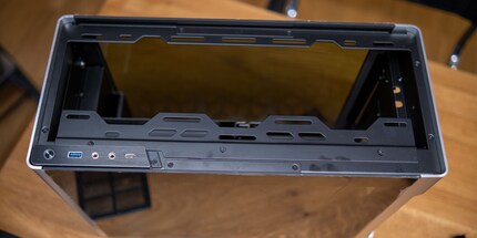 Bei der Konnektivität liefert das i100 Pro das Nötigste und mit dem Mikrofonanschluss einen Exoten. Oberhalb der Anschlüsse ist die abnehmbare Radiatorenhalterung zu sehen.