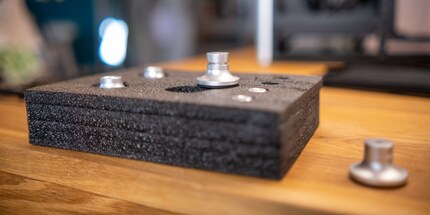 Die Standfüsse kannst du in der Höhe von 14,5 auf 20,5 Millimeter für mehr Airflow erweitern.