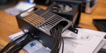 Die Kabel lassen sich durch die Netzteilhalterung geschickt führen.