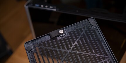 Das Top-Panel ist gleichzeitig Staubfilter. Am Textilbändel lässt sich das magnetische Panel hochziehen.
