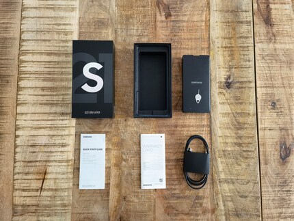 Everything included in the Samsung Galaxy S21 box.