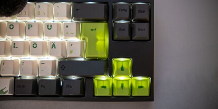 Le rétroéclairage est visible à travers les keycaps vertes.