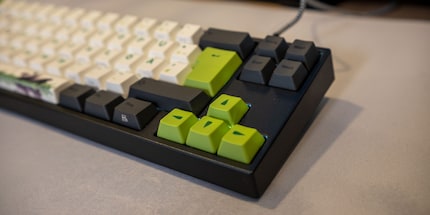 En raison de l'emplacement des touches de navigation, l'édition Miya Pro Panda est légèrement plus large que les autres claviers 65 %.