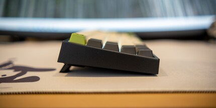 Le clavier de côté : le profil OEM avec différents capuchons sur chaque ligne est clairement visible ici.