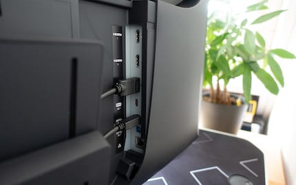 2 x HDMI (HDCP 2.2/1.4), 1 x DisplayPort (HDCP 1.3), 1 x USB Typ-C (DisplayPort HDCP 1.3, Power Delivery bis 85 W), 2 x USB 3.1 Gen 1 Type-B (Upstream), Ethernet Port