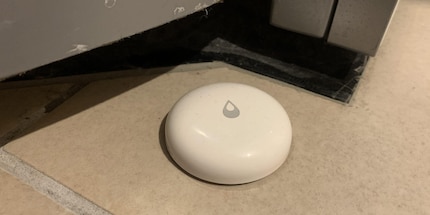 Der Wassermelder warnt dich, wenn irgendwo Wasser ist, wo es nicht sein sollte. Bildquelle: smarthomejetzt.de