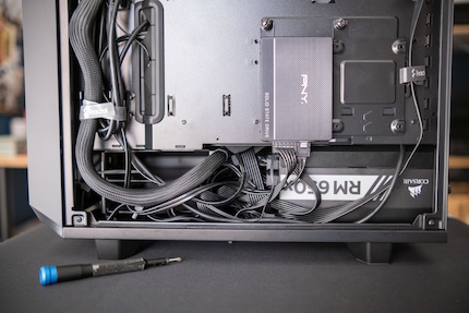 Die Kabel sind deutlich sichtbar, zudem ist der Abstand vom Netzteil zum Laufwerkkäfig gering.