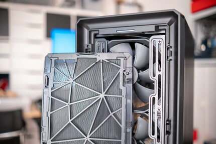 Der Staubfilter ist im Front-Mesh-Panel integriert, kann aber zur Reinigung entfernt werden.