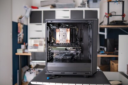 Die verbauten Komponenten im Gehäuse. Verbaust du vorne und oben Radiatoren für eine Wasserkühlung, wird es eng. Aber machbar ist es allemal.